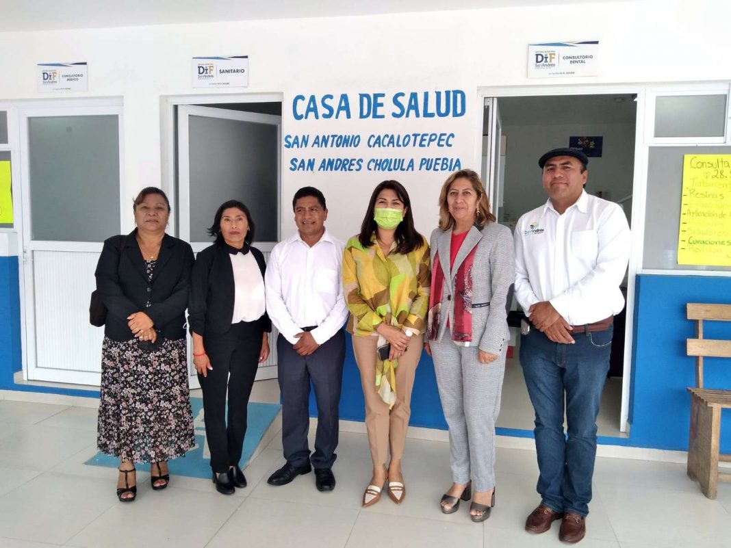 Recorre casa de salud de San Antonio Cacalotepec, regidora de salubridad de San Andrés Cholula