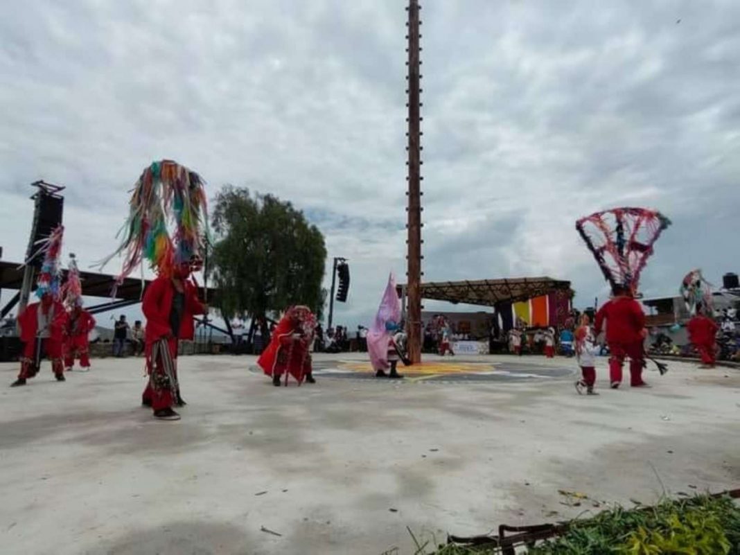 Alrededor de 10 mil atlixquences aguantaron más de seis horas sentados para ser testigos del regreso del Atlixcáyotl a la plazuela de la danza.